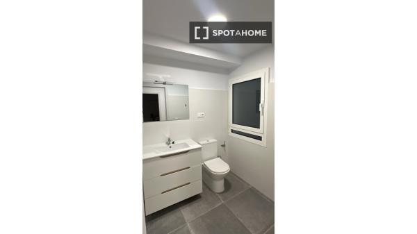 Zimmer in einer 5-Zimmer-Wohngemeinschaft in Triana zu vermieten.