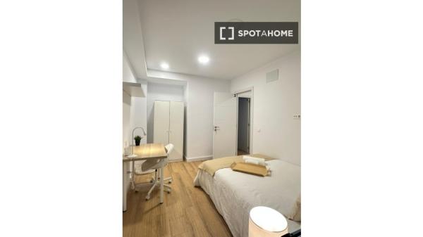 Se alquila habitación en piso compartido de 5 habitaciones en Triana.