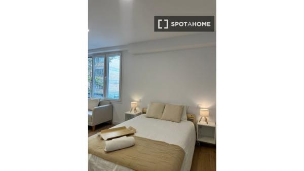 Zimmer in einer 5-Zimmer-Wohngemeinschaft in Triana zu vermieten.