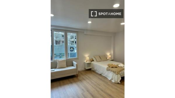 Zimmer in einer 5-Zimmer-Wohngemeinschaft in Triana zu vermieten.