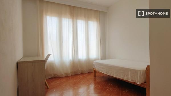 Zimmer in einer 6-Zimmer-WG zu vermieten, Manacor