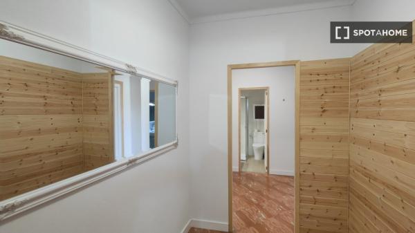 Room in a shared 6-bedroom apartment for rent, Manacor