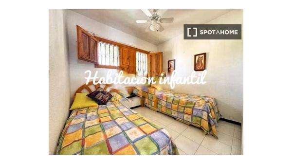 Piso de 2 dormitorios en alquiler en Santa Pola, Alicante