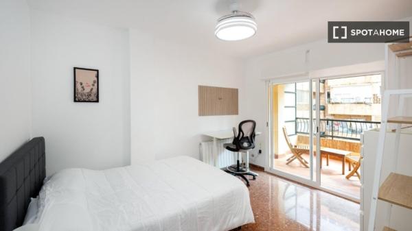 Room in a shared 5-bedroom apartment for rent in Granada.