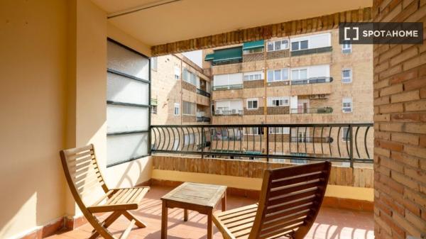 Room in a shared 5-bedroom apartment for rent in Granada.
