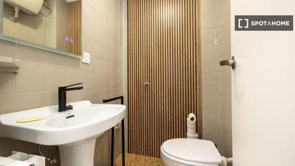 Room in a shared 5-bedroom apartment for rent in Granada.