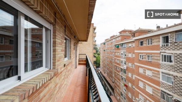 Habitación en piso compartido de 5 habitaciones en alquiler en Granada.
