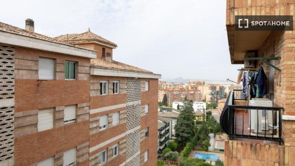 Habitación en piso compartido de 5 habitaciones en alquiler en Granada.