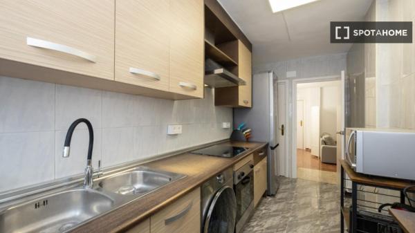 Room in a shared 5-bedroom apartment for rent in Granada.