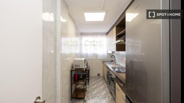 Room in a shared 5-bedroom apartment for rent in Granada.