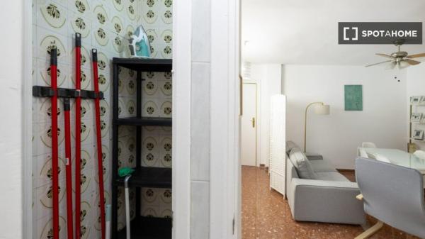 Room in a shared 5-bedroom apartment for rent in Granada.