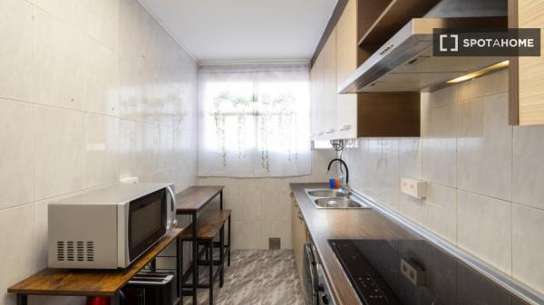 Habitación en piso compartido de 5 habitaciones en alquiler en Granada.