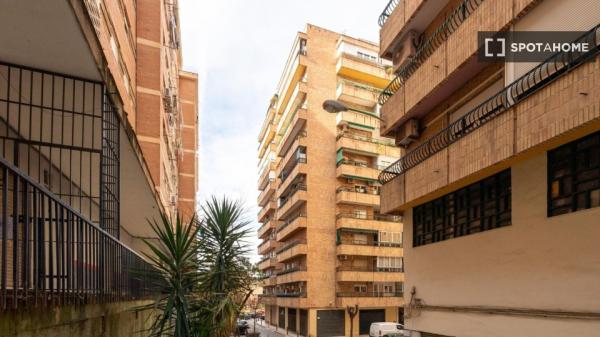 Room in a shared 5-bedroom apartment for rent in Granada.