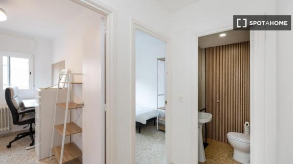 Room in a shared 5-bedroom apartment for rent in Granada.