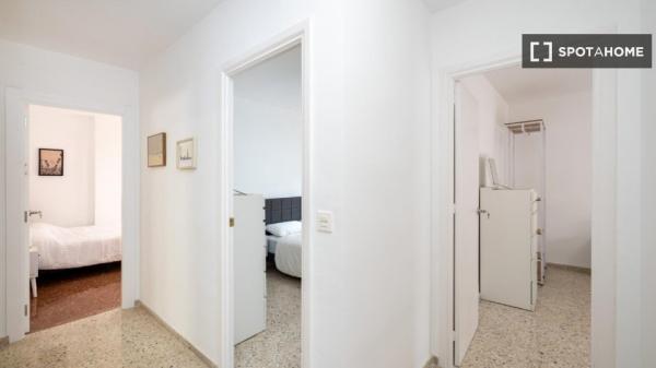 Room in a shared 5-bedroom apartment for rent in Granada.