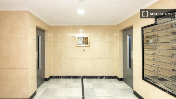 Room in a shared 5-bedroom apartment for rent in Granada.