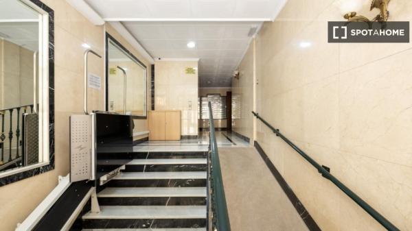 Room in a shared 5-bedroom apartment for rent in Granada.