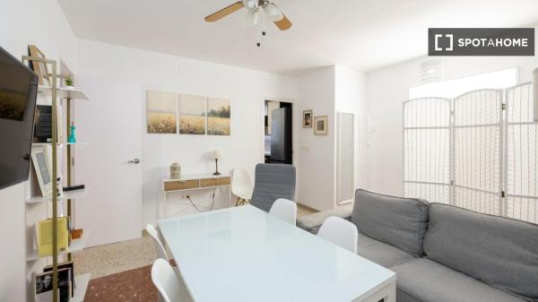 Room in a shared 5-bedroom apartment for rent in Granada.