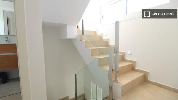 Piso de 3 dormitorios en alquiler en Guardamar, Alicante.