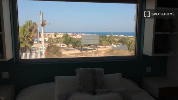 Piso de 3 dormitorios en alquiler en Guardamar, Alicante.