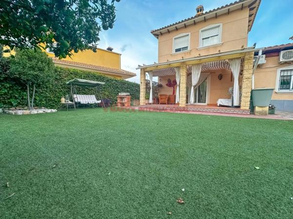 Casa independiente en calle Número 10