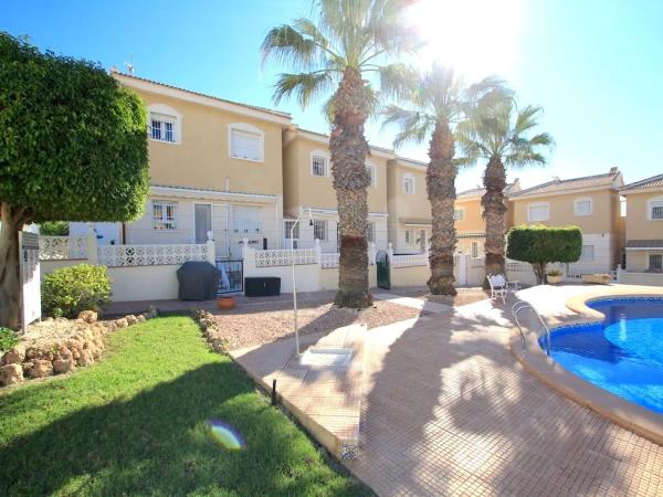 Chalet pareado en calle Golda Meir