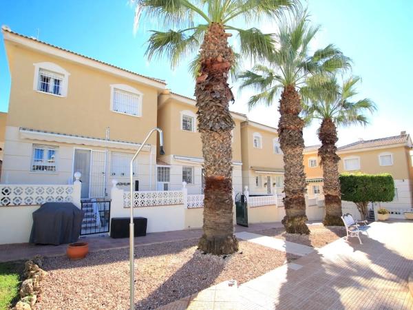 Chalet pareado en calle Golda Meir