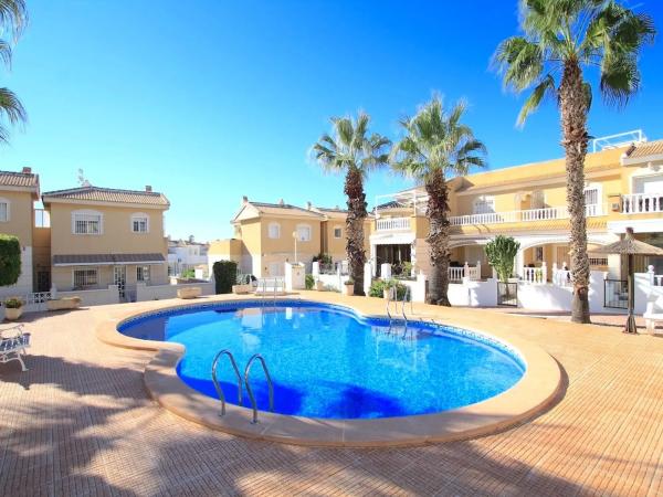 Chalet pareado en calle Golda Meir