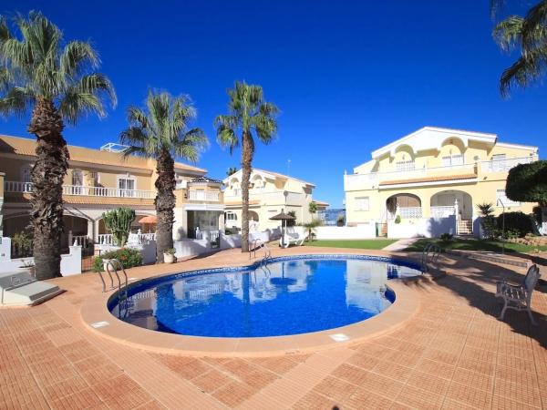 Chalet pareado en calle Golda Meir