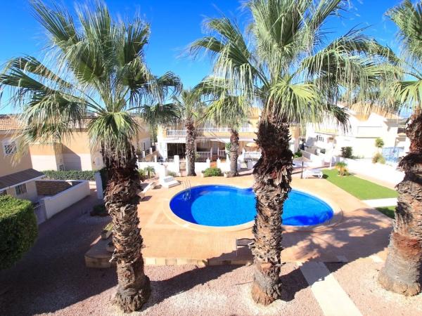 Chalet pareado en calle Golda Meir