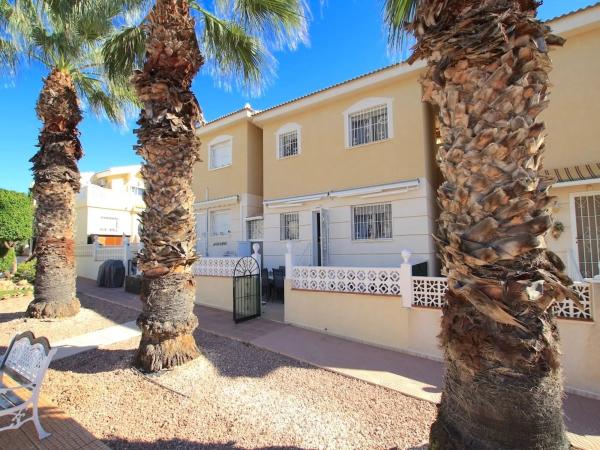 Chalet pareado en calle Golda Meir