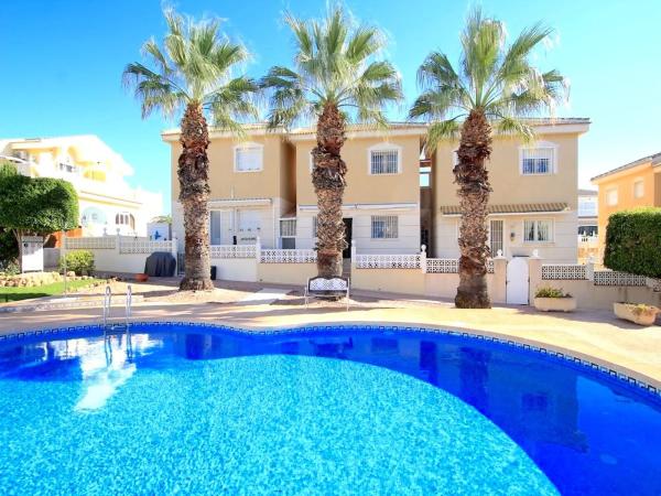 Chalet pareado en calle Golda Meir