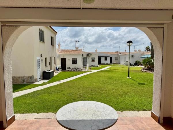 Chalet pareado en calle Violetas, 80