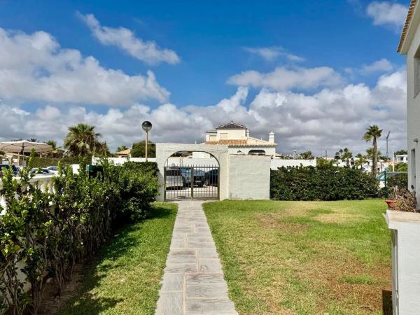 Chalet pareado en calle Violetas, 80