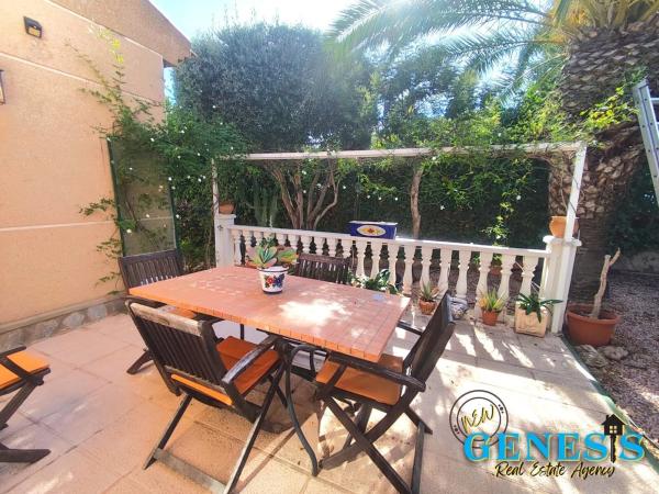 Chalet pareado en calle Cabo de la Nao, 38