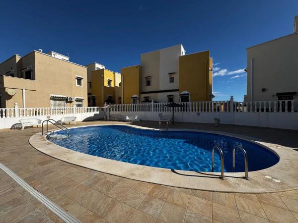 Chalet pareado en Las Palmeras Manzana