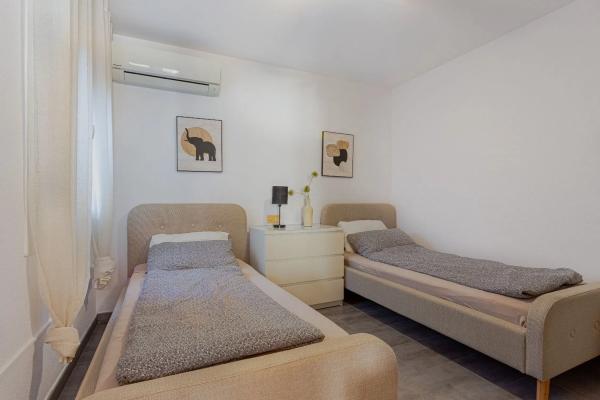 Chalet pareado en calle Pablo Casals, 215