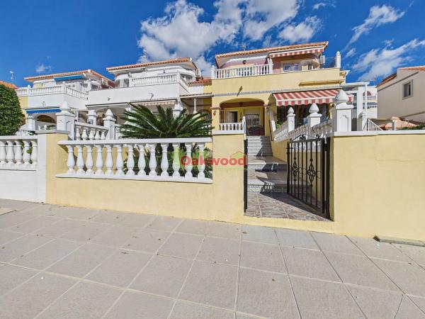 Chalet adosado en calle Albahaca