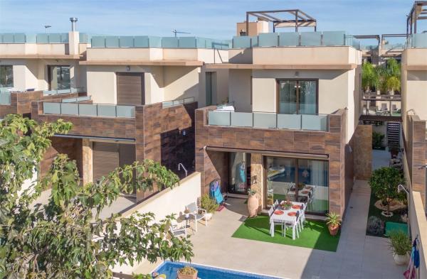 Casa independiente en calle Corbeta