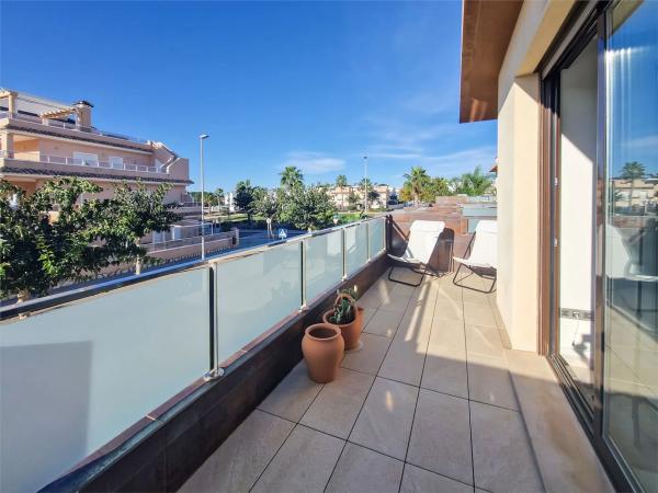 Casa independiente en calle Corbeta