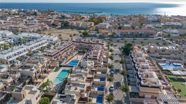 Casa independiente en calle Corbeta