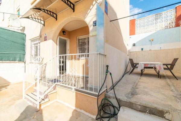 Casa independiente en avenida Laguna Azul, 1