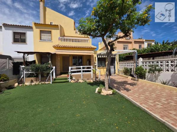 Chalet adosado en avenida Baleares