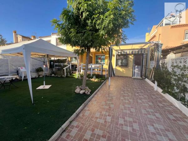 Chalet adosado en avenida Baleares