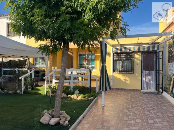 Chalet adosado en avenida Baleares