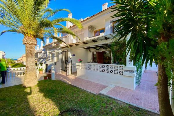 Chalet pareado en calle Aquiles