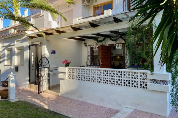 Chalet pareado en calle Aquiles