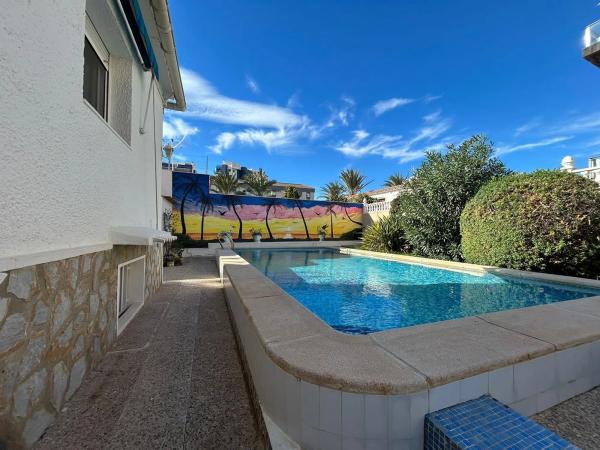 Chalet pareado en calle Pleamar, 46