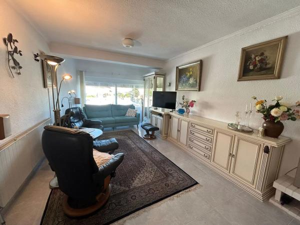 Chalet pareado en calle Pleamar, 46