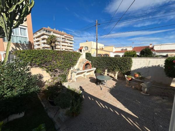 Chalet pareado en calle Pleamar, 46